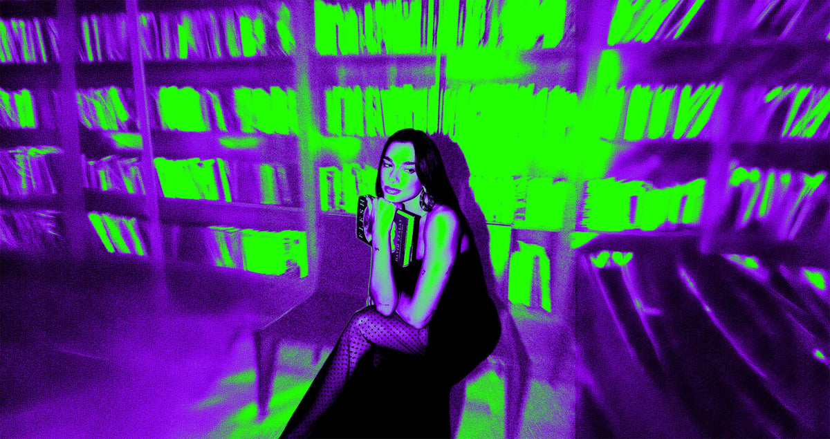 Dua Lipa non sa solo muovere bene il culo, sa anche leggere